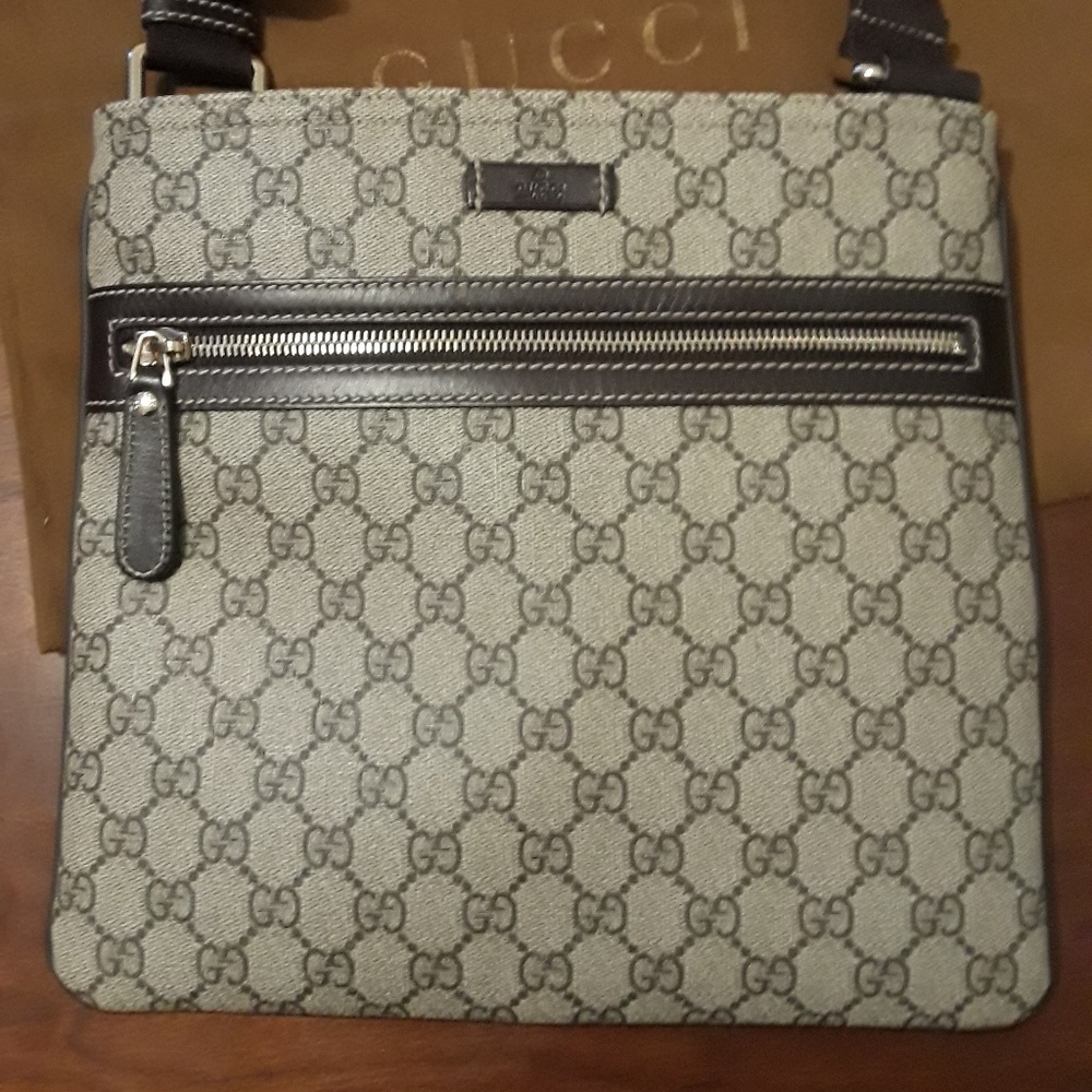 ***sold***Authentic Gucci Messenger bag